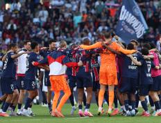 包含巴黎圣日耳曼坚守冠军地位，连胜势不可挡的词条