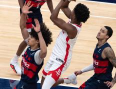 凯尔特人绝杀时刻，助攻爆棚点燃赛场，雄鹿迎来胜利！