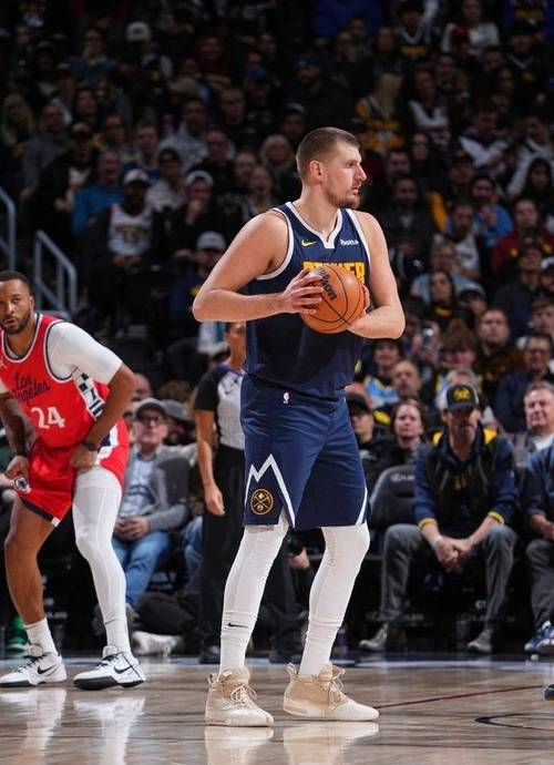 西亚卡姆复出首战，约基奇状态火爆，快船成为焦点！